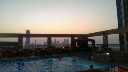 Beau coucher de soleil à la piscine de l'hôtel 