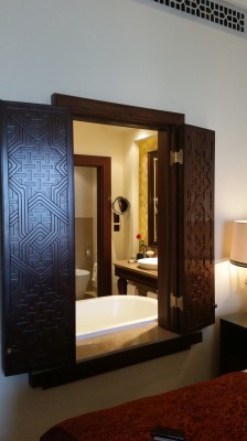 La salle de bains vue de la chambre .. le bois sculpté à l'orientale vraiment joli